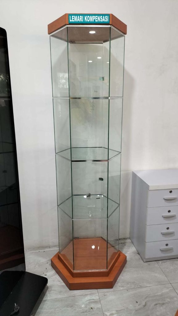 PENGADAAN LEMARI DISPLAY KACA