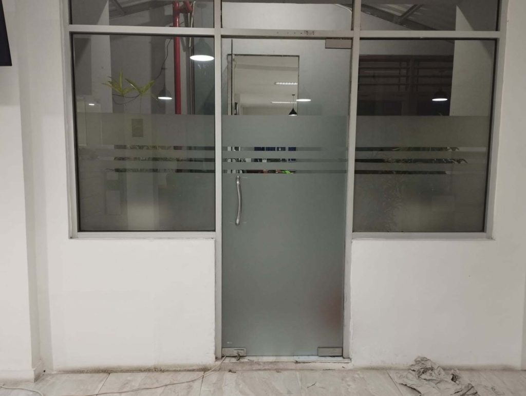 PEMBUATAN PINTU KACA