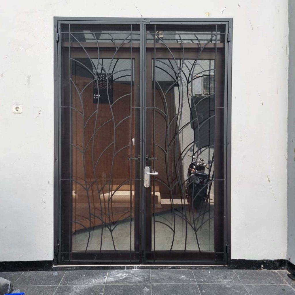 PEMBUATAN PINTU TRALIS DAN PEMASANGAN KACA FILM ONE WAY