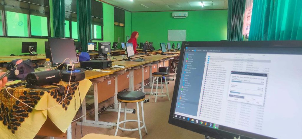 INSTALASI SERVER & CLIENT, SET UP LAYOUT LAB. KOMPUTER